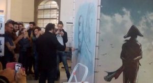 Nelle foto, le tavole originali dell'artista in mostra a Palazzo Reale di Napoli (piazza del Plebiscito, 1) e Fabrizio Fiorentino mentre realizza una tela all'inaugurazione\ ilmondodisuk.com