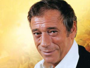 Qui sopra Yves Montand, uno dei tanti artisti che la Piaf lanciò. In alto, un'immagine dell'indimenticabile cantante