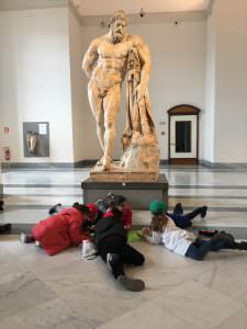 Nelle foto, in alto i bambini della classe II A del 38° circolo didattico "F.Quarati", al centro, i ragazzi prima della mostra finale con Luigi Filadoro nella prestigiosa Collezione Farnese del Museo Archeologico Nazionale di Napoli\ ilmondodisuk.com