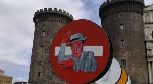 L’installazione di Andrea Petrone “Totò Divieto Apotropaico" al Maschio Angioino di Napoli\ ilmondodisuk.com 