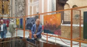 Nelle foto, in alto le opere del maestro Luigi Franzese in esposizione alla basilica di San Giovanni Maggiore in occasione della giornata di impegno civile "L'arte nel sociale", al centro, il pittore Luigi Franzese, e alcuni momenti della serata/evento con il soprano Anna Rita Scognamiglio e il pianista Rosario Pignatelli, in basso, la dirigente Grazia Paolella e il presidente della Fondazione Ordine degli Ingegneri di Napoli Luigi Vinci\ ilmondodisuk.com