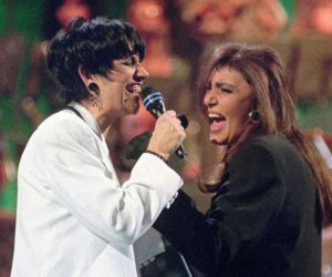 Qui sopra, Mia e Loredana sul palco di sanremo nel 1993. In alto, con Gragnaniello e Murolo