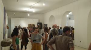 Nelle foto, in alto, le opere di Francesca De Martino in mostra a Castel dell'Ovo e alcuni momenti dell’inaugurazione della mostra "Mart, madreterra/femminile/mediterraneo"\ ilmondodisuk.com