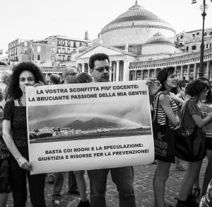 Qui sopra, i manifestanti mostrano l'immagine del Vesuvio con la loro protesta. In alto, un momento del corteo (ph di Renato Aiello)