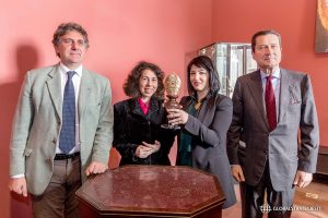 Nella foto, da sinistra, Paolo Jorio, Francesca Vitelli, Sara Lubrano, Riccardo Imperiali (in rappresentanza della Deputazione) durante la cerimonia di consegna della mistra realizzata dalla giovane artista