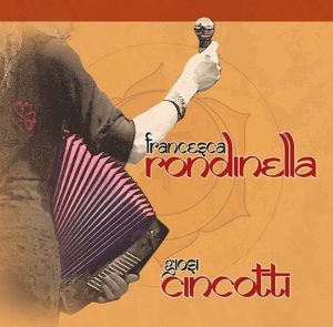 In foto, Francesca Rondinella e Giosi Cincotti durante un concerto e, al centro, la copertina del cd\ ilmondodisuk.com