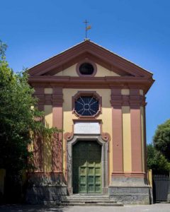 Qui sopra, la chiesa di San Gennaro in una foto di Alessio Cuccaro. In alto, il bosco di Capodimonte