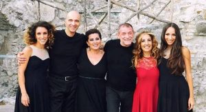 Nelle foto, una scena del video (in alto) e i protagonisti: da sinistra, MariaCristina Paolini, Claudio De Bartolomeis, Diana Ronca, Duccio Forzano, Simona Atzori e Beatrice Mazzola\ ilmondodisuk.com