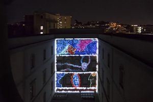 Qui sopra, la presentazione dell'ininstallazione firmata Franz Cerami. In alto, Viliani, a detsra, con Forte, durante l'installazione dell'opera di Jan Fabre "L'uomo che misura le nuvole" sul tetto del Madre