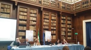 Un momento della conferenza stampa di presentazione nella sala Rari della Biblioteca Nazionale di piazza Plebiscito con (da sinistra) l’assessore Nino Daniele, Alessandra Calvo, presidente di Soup, Francesco Mercurio, direttore della biblioteca, Diletta Capissi, responsabile della comunicazione e Marinella Pomarici, presidente di “A voce alta”\ ilmondodisuk.com