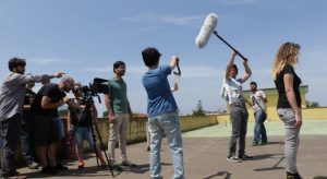 Nelle foto, in alto, la locandina, al centro giovani aspiranti protagonisti del cinema e in basso uno scorcio della mostra fotografica\ ilmondodisuk.com