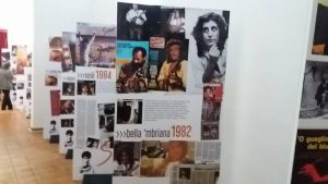 Qui sopra, uno scorcio della mostra dedicata a Pino Daniele. In alto, la "porta turistica" di Forcella