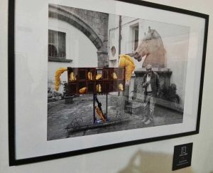 Qui sopra, la foto dedicata all'opera di Gerardo Di Fiore. In alto, un momento del'inaugurazione