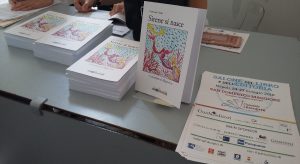 In foto, in alto, da sinistra, Maria Siricio, Francesca Vitelli, Donatella Gallone, Francesca Rondinella e Franco Manuele al salone del libro (chiostro di San Domenico Maggiore) per presentare "Sirene si nasce"; qui sopra, il libro in esposizione\ ilmondodisuk.com