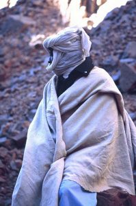 Sopra, Tuareg del deserto del Tassili. In alto, raccoglitrice di sale in Senegal fotografati da Mimmo Ramires