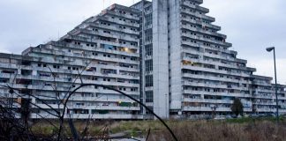 In foto, le Vele. Il progetto va oltre quel simbolo (negativo) di Scampia preparando i giovani al futuro\ ilmondodisuk.com