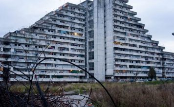 In foto, le Vele. Il progetto va oltre quel simbolo (negativo) di Scampia preparando i giovani al futuro\ ilmondodisuk.com