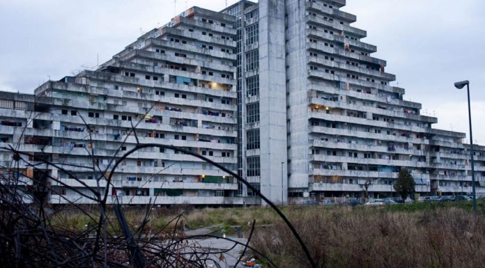 In foto, le Vele. Il progetto va oltre quel simbolo (negativo) di Scampia preparando i giovani al futuro\ ilmondodisuk.com