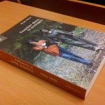 Nelle foto, in alto, Bejan Matur (la prima da sinistra) a palazzo Corigliano dove è intervenuta con Lea Nocera, Giulia Ansaldo e Giuseppe Goffredo; in basso, la copertina del libro "Guardare dietro la Montagna"\ ilmondodisuk.com