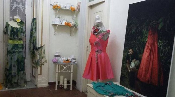 Nelle foto, scatti della mostra "Todos podem ser Frida", una selezione di abiti dalla collezione di Susi Sposito e alcuni gioielli creati da Sara Lubrano, in esposizione all'Atelier Albachiara in via Toledo 329 \ilmondodisuk.com