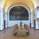 Nelle foto, in alto, il panorama mozzafiato visto dall'hotel San Francesco al Monte, di cui proponiamo anche uno scorcio del refettorio (al centro), a fianco, il busto di San Gennaro\ilmondodisuk.com