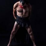 Nelle foto, la giovane fotografa napoletana, Regina De Luca e uno dei suoi scatti con Cristian Almodovar, protagonista della mostra "Dionisio il chiaroscuro"\ ilmondodisuk.com