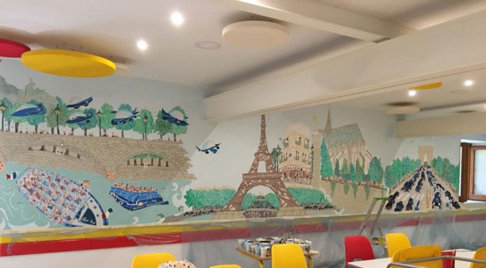 L’affresco/E la torre Eiffel sorride tra i colori di Nicolas Arjona al Grenoble di Napoli Nicolas arjona| ilmondodisuk.com