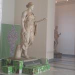 Nelle foto, in alto, l'aereo in cartapesta realizzato dagli allievi del corso di discipline plastiche e scultoree del liceo “Don Milani, al centro, la sagoma di Joseph Beuys e la piantagione Paradise riprodotta dai bambini delle scuole primarie in rete, in mostra al Museo Archeologico Nazionale di Napoli\ ilmondodisuk.com