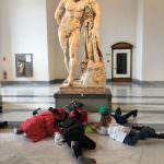 Nelle foto, in alto i bambini della classe II A del 38° circolo didattico "F.Quarati", al centro, i ragazzi prima della mostra finale con Luigi Filadoro nella prestigiosa Collezione Farnese del Museo Archeologico Nazionale di Napoli\ ilmondodisuk.com