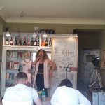 Nelle foto, in alto la locandina del festival, al centro, alcuni momenti delle audizioni al caffè letterario di piazza Dante, Il tempo del vino e delle rose\ ilmondodisuk.com