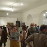 Nelle foto, in alto, le opere di Francesca De Martino in mostra a Castel dell'Ovo e alcuni momenti dell’inaugurazione della mostra "Mart, madreterra/femminile/mediterraneo"\ ilmondodisuk.com