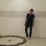 In foto, l’artista Ulderico con la sua installazione "L’oro nero" nella stanza espositiva del I piano di Castel dell’Ovo \ilmondodisuk.com