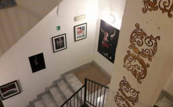 Aperitivi di luglio/”Sos Partenope. 100 artisti per il libro della città” approda al polo orafo La Bulla con il Consorzio antiche botteghe di Piazza Mercato la bulla | ilmondodisuk.com