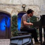 Nelle foto, in alto, uno dei faldoni conservati nell'Archivio Storico del Banco di Napoli; al centro, Maldestro canta il suo nuovo singolo, “La storia e la bellezza”, nel cortile della Fondazione Banco di Napoli (via Tribunali 213); in basso, il video girato in parte all'interno del percorso multimediale Kaleidos allestito da Stefano Gargiulo per Kaos Produzioni nell'Archivio Storico del Banco di Napoli\ ilmondodisuk.com