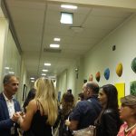 Nelle foto, la locandina (in alto), alcuni momenti dell’inaugurazione (al centro) e una selezione di opere degli artisti Vincenzo Aulitto e Pina Della Rossa in mostra a palazzo Partanna\ilmondodisuk