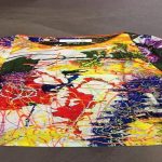 Nelle foto, in alto l'opera che dà il titolo alla mostra, Energia Positiva; al centro, un assaggio della collezione abiti, scarpe e gioielli ispirati alle opere dell'artista\ ilmondodisuk.com