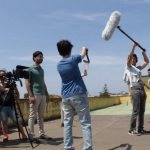 Nelle foto, in alto, la locandina, al centro giovani aspiranti protagonisti del cinema e in basso uno scorcio della mostra fotografica\ ilmondodisuk.com