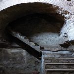 In foto, gli spazi suggestivi dell'Acquedotto Augusteo del Serino, in via Arena della Sanità 5 e, in basso, l'invito dell'evento\ ilmondodisuk.com