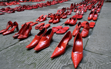 Scarpette rosse di ceramica a Cerreto Sannita contro la violenza sulle donne scarpette rosse| ilmondodisuk.com