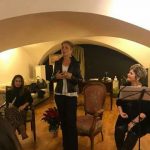 In foto, in alto, la copertina del libro, in basso, un momento della presentazione nella galleria Mediterranea di via Carlo De Cesare con Viola Ardone e Carmen Femiano\ ilmondodisuk.com