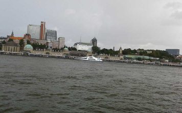 Poesia/Sartie, lune e altri bastimenti: i versi di Paola Casulli tumultuosi come le onde del mare amburgo | ilmondodisuk.com