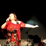 Qui sopra, Aurora Giglio durante un’esibizione (foto di Thomas Bi). In alto, il pianista Rosario Ruggiero, e, in basso, la casina pompeiana che ospiterà gli incontri musicali\ ilmondodisuk.com