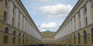 In foto, l’ingresso dell’Accademia di San Pietroburgo (Russia) in via Rossi, autore Potekhin\ ilmondodisuk.com