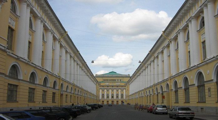 In foto, l’ingresso dell’Accademia di San Pietroburgo (Russia) in via Rossi, autore Potekhin\ ilmondodisuk.com