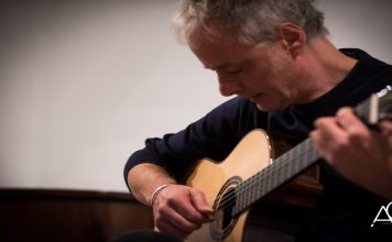 Il cd/Attore e solista, il napoletano Pierluigi Cuomo arriva a Roma con “Sconcerto per chitarra”. E anche alla casina pompeiana Nella foto di Angelo Orefice, l’attore e chitarrista napoletano Pierluigi Cuomo\ilmondodisuk.com