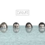 In foto, in alto, i quattro componenti del Damp Collective: da sinistra; Viviana Marchiò, Adriano Ponte, Luisa de Donato, Alessandro Armento; qui sopra, l’invito\ ilmondodisuk.com