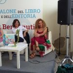 In foto, da sinistra, Maria Siricio, Francesca Vitelli, Donatella Gallone, Francesca Rondinella e Franco Manuele al salone del libro (chiostro di San Domenico Maggiore) per presentare "Sirene si nasce"\ ilmondodisuk.com