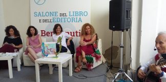 In foto, da sinistra, Maria Siricio, Francesca Vitelli, Donatella Gallone, Francesca Rondinella e Franco Manuele al salone del libro (chiostro di San Domenico Maggiore) per presentare "Sirene si nasce"\ ilmondodisuk.com