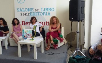 In foto, da sinistra, Maria Siricio, Francesca Vitelli, Donatella Gallone, Francesca Rondinella e Franco Manuele al salone del libro (chiostro di San Domenico Maggiore) per presentare "Sirene si nasce"\ ilmondodisuk.com