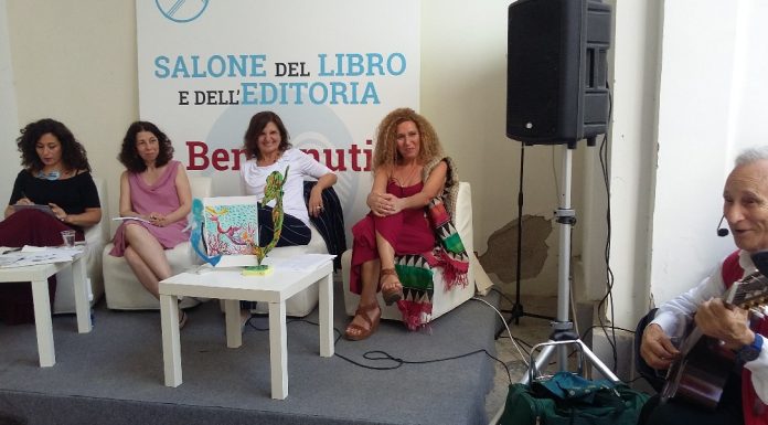 In foto, da sinistra, Maria Siricio, Francesca Vitelli, Donatella Gallone, Francesca Rondinella e Franco Manuele al salone del libro (chiostro di San Domenico Maggiore) per presentare "Sirene si nasce"\ ilmondodisuk.com